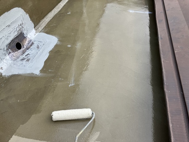 坂出市　防水塗料の塗布作業